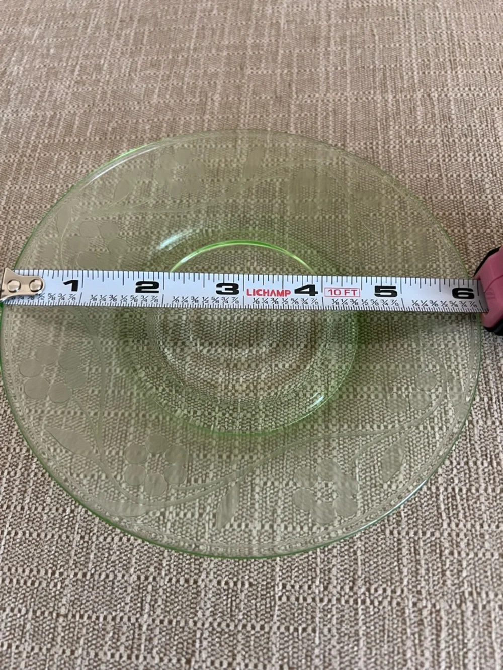 “Glowy Glass” 2 Uranium saucers/small plates with pretty etched design - Picture 7 of 7